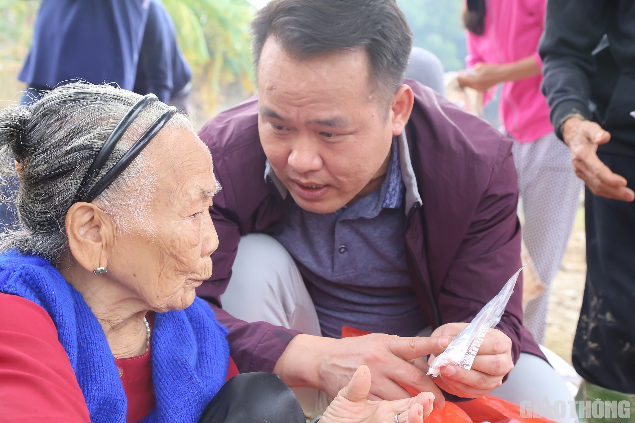 Sau nhiều ng&agrave;y nước lũ nhấn ch&igrave;m, nước sạch l&agrave; một trong những nhu cầu rất lớn của b&agrave; con v&ugrave;ng lũ. Nắm bắt được th&ocirc;ng tin, B&aacute;o Giao th&ocirc;ng v&agrave; c&aacute;c nh&agrave; t&agrave;i trợ đ&atilde; chuẩn bị một g&oacute;i vi&ecirc;n lọc nước sạch. 
(Trong h&igrave;nh, nh&agrave; b&aacute;o Trần Duy, Ủy vi&ecirc;n BCH C&ocirc;ng đo&agrave;n  B&aacute;o Giao th&ocirc;ng đang hướng dẫn cụ L&ecirc; Thị Đ&igrave;a c&aacute;ch sử dụng)