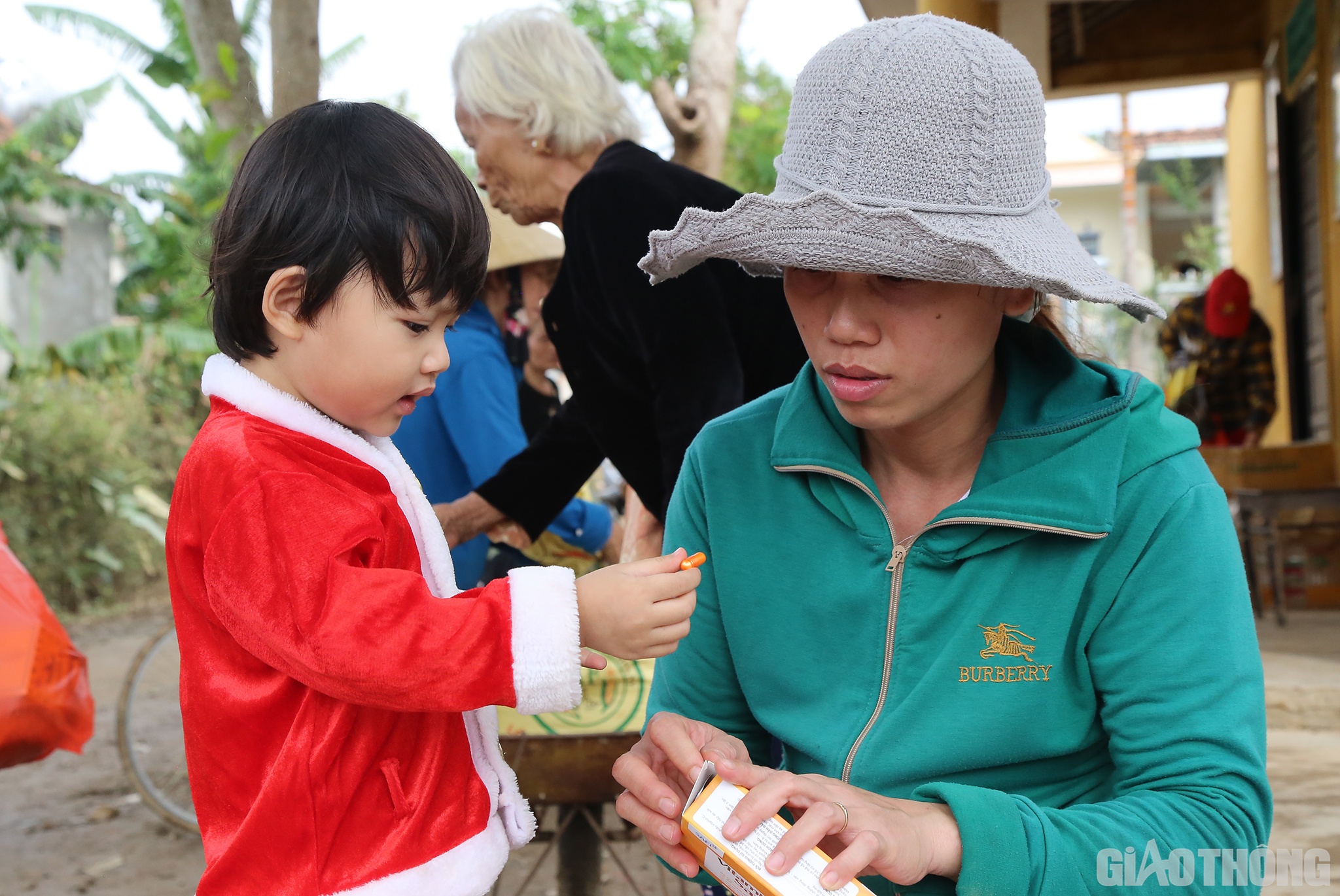 Chị H&agrave; Thị Thanh Nga (36 tuổi, ở th&ocirc;n Đ&ocirc;ng 2, x&atilde; Hiền Ninh) b&oacute;c vitamin C cho con g&aacute;i 3 tuổi uống để n&acirc;ng cao sức đề kh&aacute;ng.