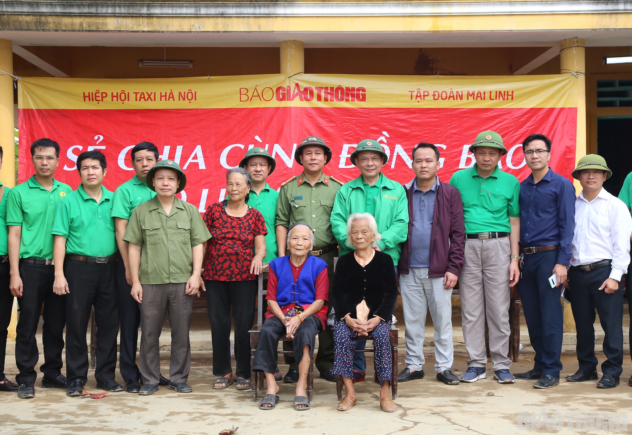 Đo&agrave;n chụp ảnh lưu niệm c&ugrave;ng c&aacute;c mệ ở th&ocirc;n Đ&ocirc;ng 2, x&atilde; Hiền Ninh, huyện Quảng Ninh, tỉnh Quảng B&igrave;nh.