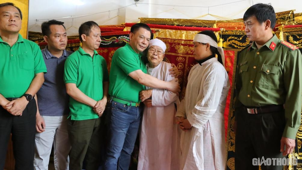 Trước đ&oacute;, đo&agrave;n cũng đ&atilde; đến d&acirc;ng hương, thăm hỏi, động vi&ecirc;n gia đ&igrave;nh, th&acirc;n nh&acirc;n Thiếu tướng Nguyễn Văn Man c&ugrave;ng 2 chiến sĩ ở TP Đồng Hới hi sinh trong l&uacute;c cứu nạn, cứu hộ v&agrave; gi&uacute;p d&acirc;n khắc phục hậu quả mưa lũ giữa th&aacute;ng 10/2020...