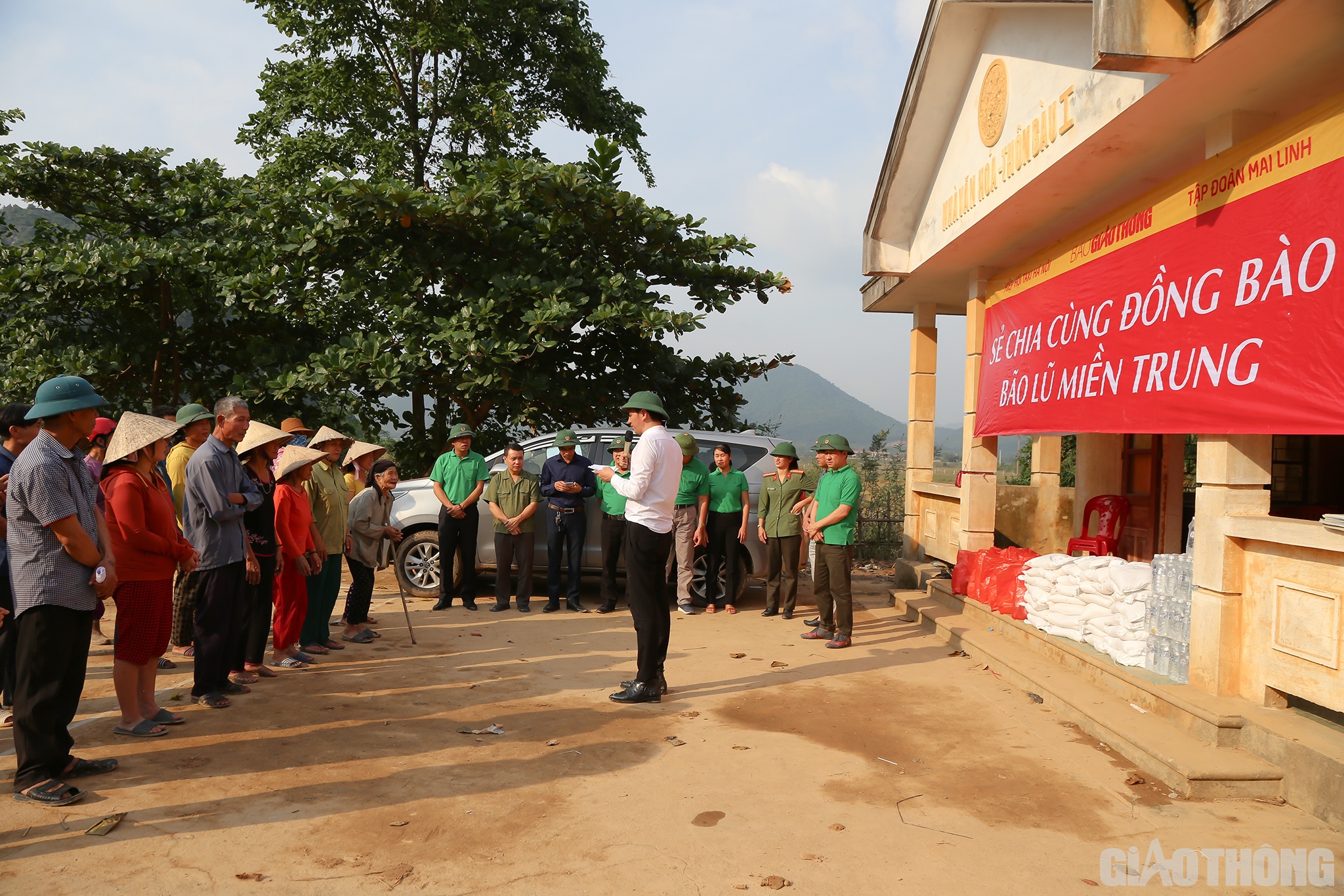 Sau khi chia tay rốn lũ Quảng Ninh, đo&agrave;n tiếp tục về v&ugrave;ng rốn lũ x&atilde; Tiến H&oacute;a, huyện Tuy&ecirc;n H&oacute;a, tỉnh Quảng B&igrave;nh.