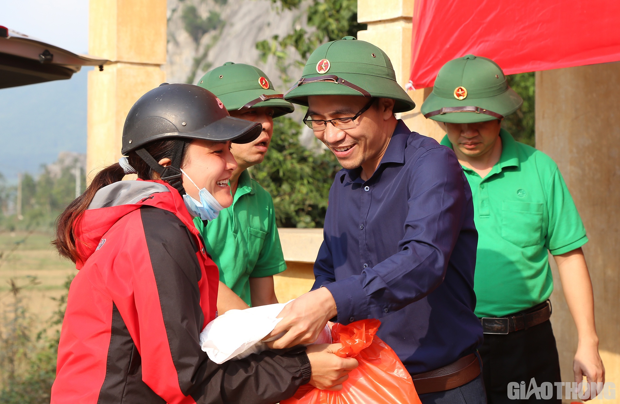 Một người d&acirc;n th&ocirc;n B&agrave;u 1 vui mừng khi đ&oacute;n nhận t&uacute;i gạo từ tay nh&agrave; b&aacute;o Ng&ocirc; Văn Thanh, B&aacute;o Giao th&ocirc;ng.