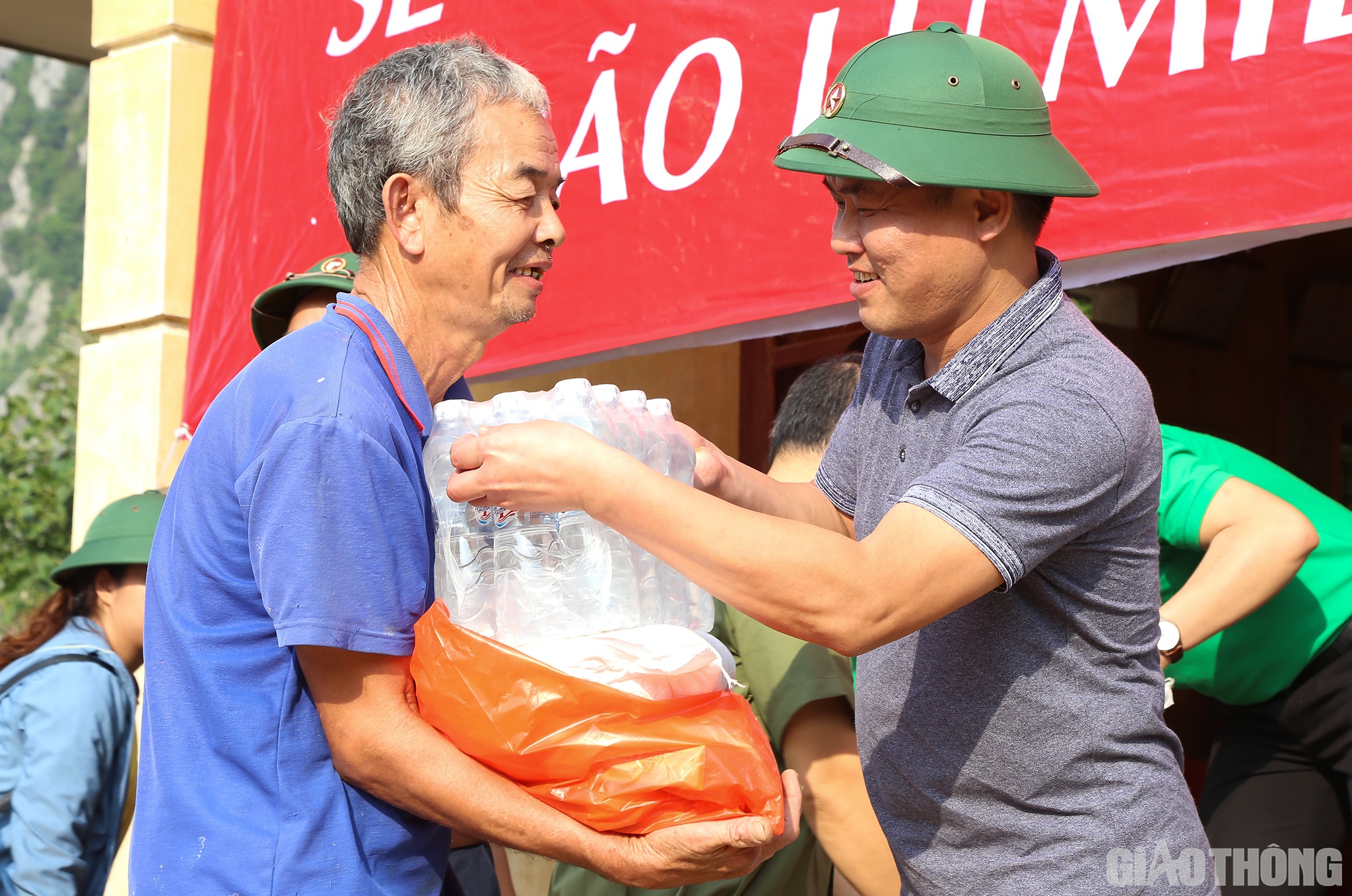 Nh&agrave; b&aacute;o Trần Duy, B&aacute;o Giao th&ocirc;ng trao qu&agrave; cho cụ &ocirc;ng th&ocirc;n B&agrave;u 1, x&atilde; Tiến H&oacute;a, huyện Tuy&ecirc;n H&oacute;a.