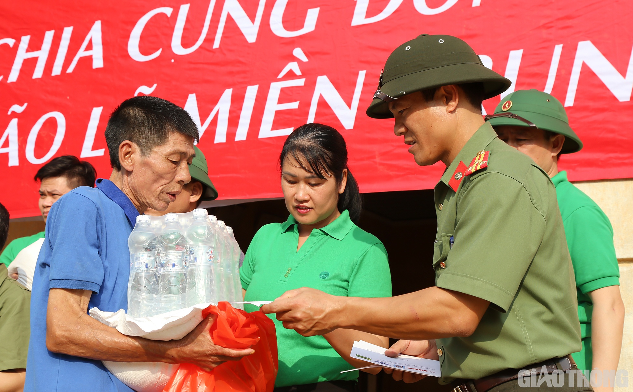 C&ugrave;ng đi với đo&agrave;n c&ograve;n c&oacute; đại diện Ph&ograve;ng PA03, C&ocirc;ng an tỉnh Quảng B&igrave;nh. (Trong h&igrave;nh, Thượng t&aacute; Trần Hữu Danh, Ph&oacute; Trưởng ph&ograve;ng PA03, C&ocirc;ng an tỉnh Quảng B&igrave;nh trao qu&agrave; cho người d&acirc;n)