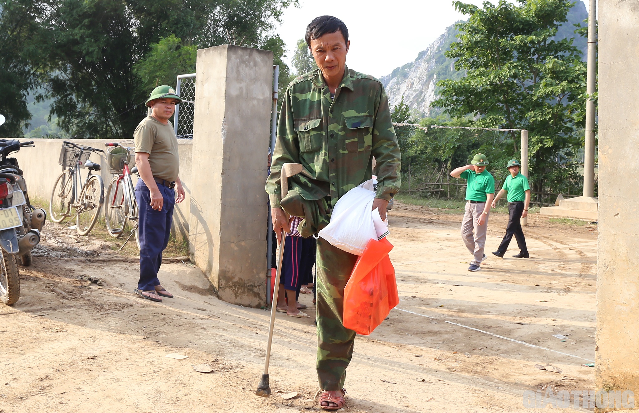 Anh Nguyễn Hữu Danh (ở th&ocirc;n B&agrave;u 1, x&atilde; Tiến H&oacute;a) c&oacute; ho&agrave;n cảnh rất kh&oacute; khăn. Năm 2019 anh bị tai nạn lao động, cụt một ch&acirc;n phải; mới đ&acirc;y vợ lại mất.