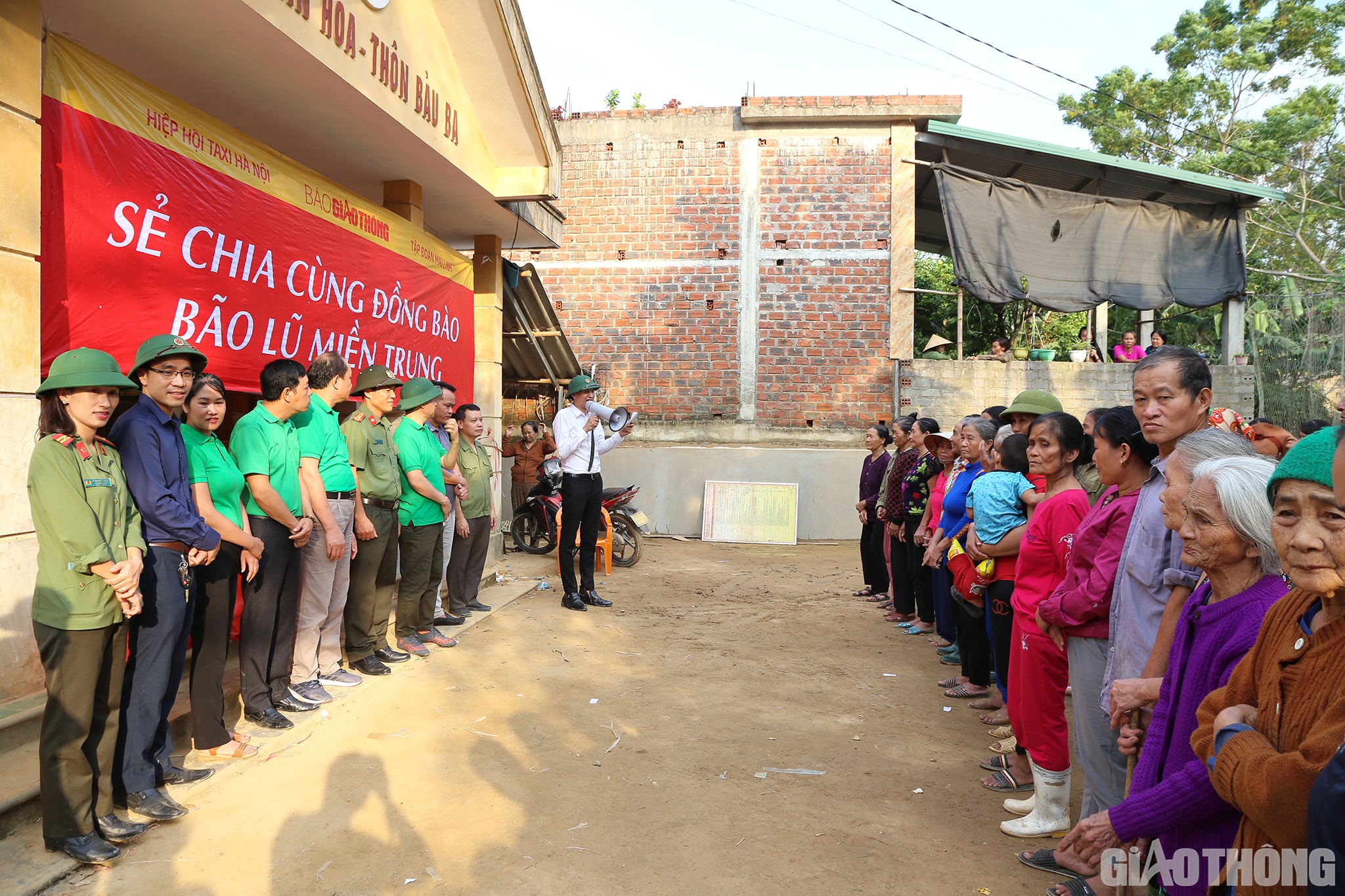 Tại x&atilde; Tiến H&oacute;a, đo&agrave;n đ&atilde; trao gần 60 suất qu&agrave; cho b&agrave; con nh&acirc;n d&acirc;n 2 th&ocirc;n B&agrave;u 1 v&agrave; B&agrave;u 3.