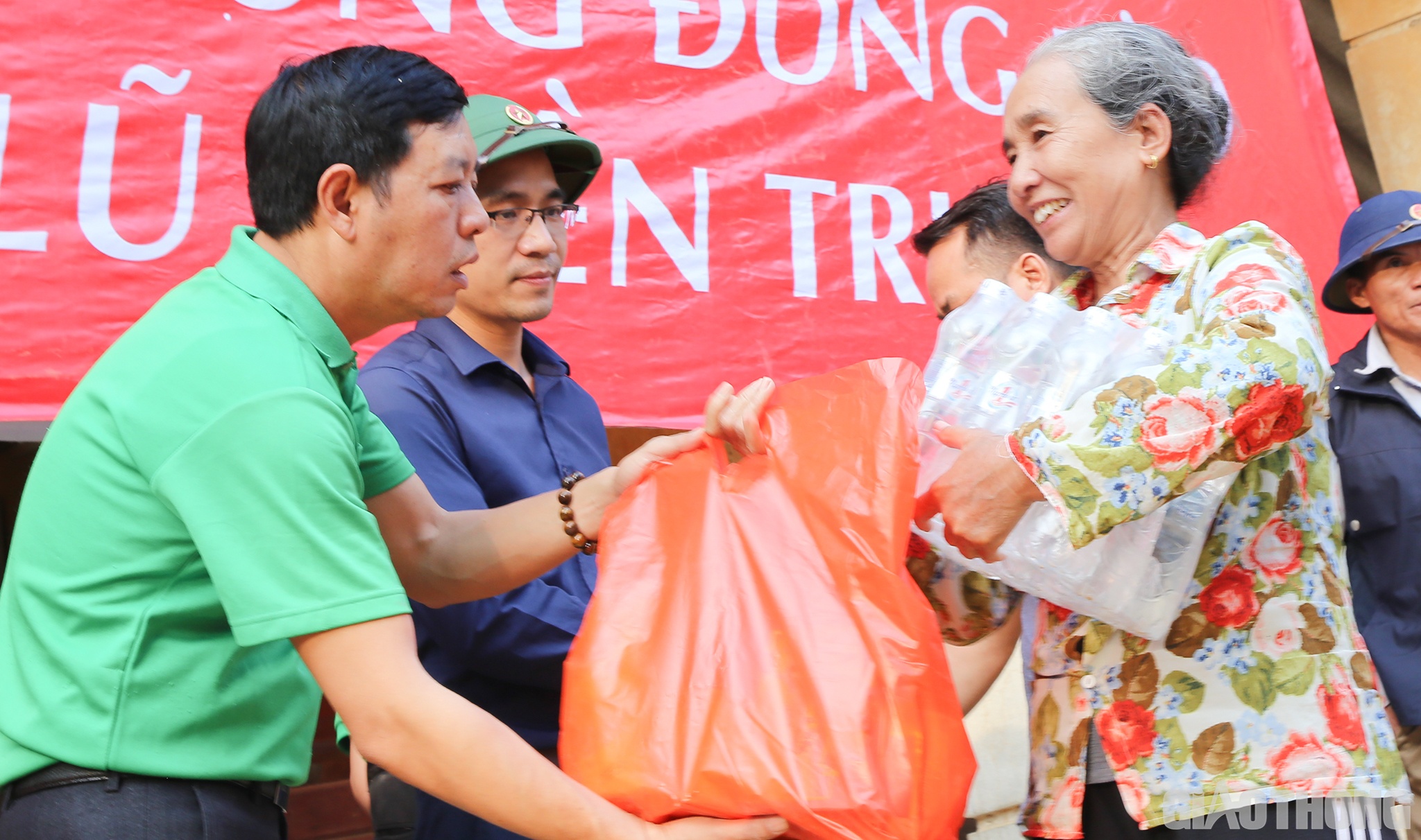 Tại x&atilde; Hiền Ninh, huyện Quảng Ninh, đo&agrave;n đ&atilde; trao 210 suất qu&agrave; gồm: 500 ng&agrave;n đồng tiền mặt, một lốc nước, sữa, b&aacute;nh kẹo, vitamin C, vi&ecirc;n lọc nước sạch...