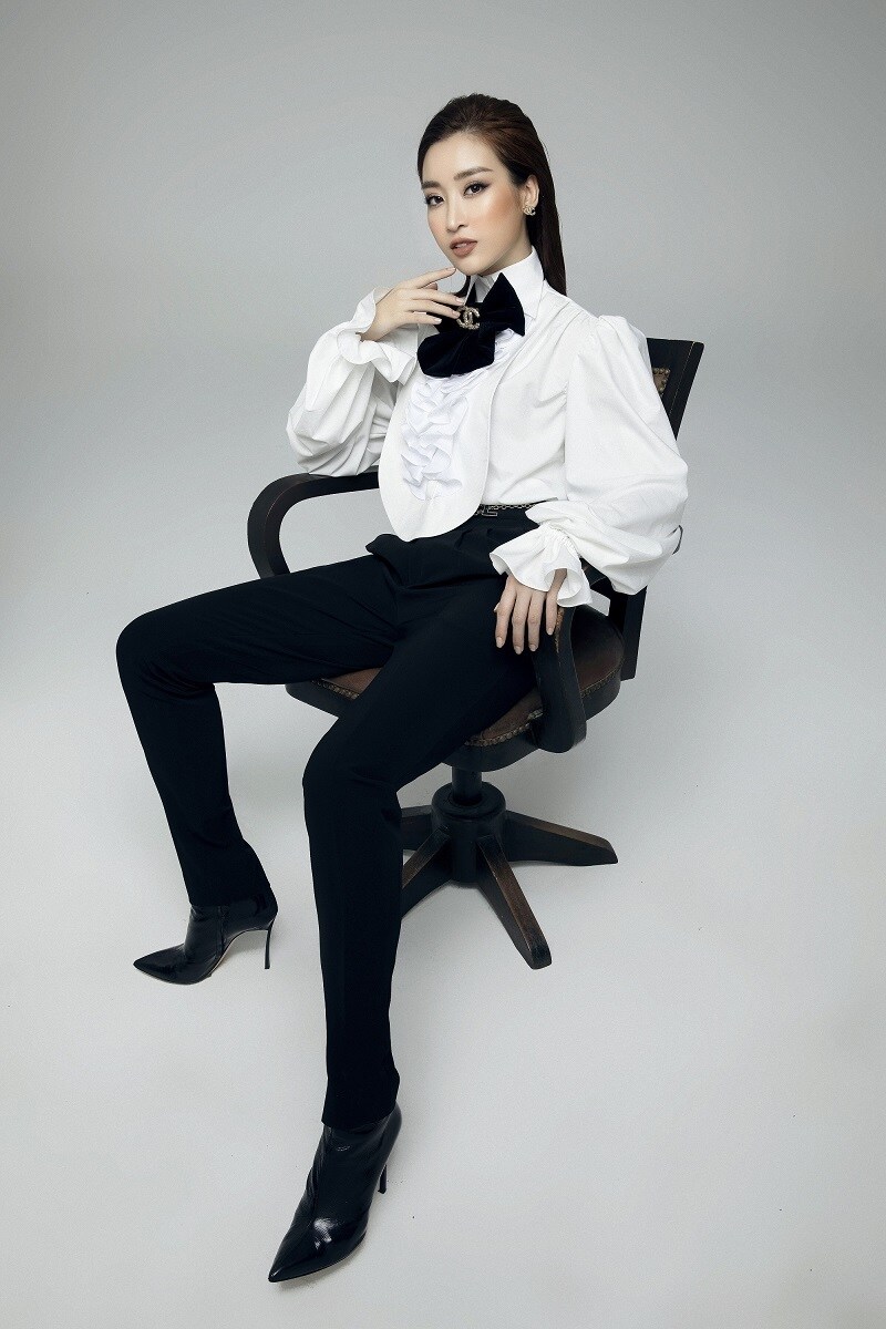 Quen thuộc với những h&igrave;nh ảnh dịu d&agrave;ng, nữ t&igrave;nh v&agrave; cũng kh&ocirc;ng k&eacute;m phần gợi cảm, trong trang phục c&aacute; t&iacute;nh n&agrave;y, Đỗ Mỹ Linh tr&ocirc;ng kh&aacute; kh&aacute;c lạ.