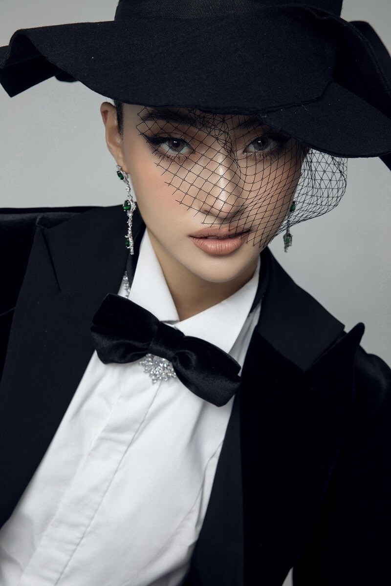 Lương Thuỳ Linh với thần th&aacute;i sắc lạnh nhưng cũng kh&ocirc;ng k&eacute;m phần quyến rũ.