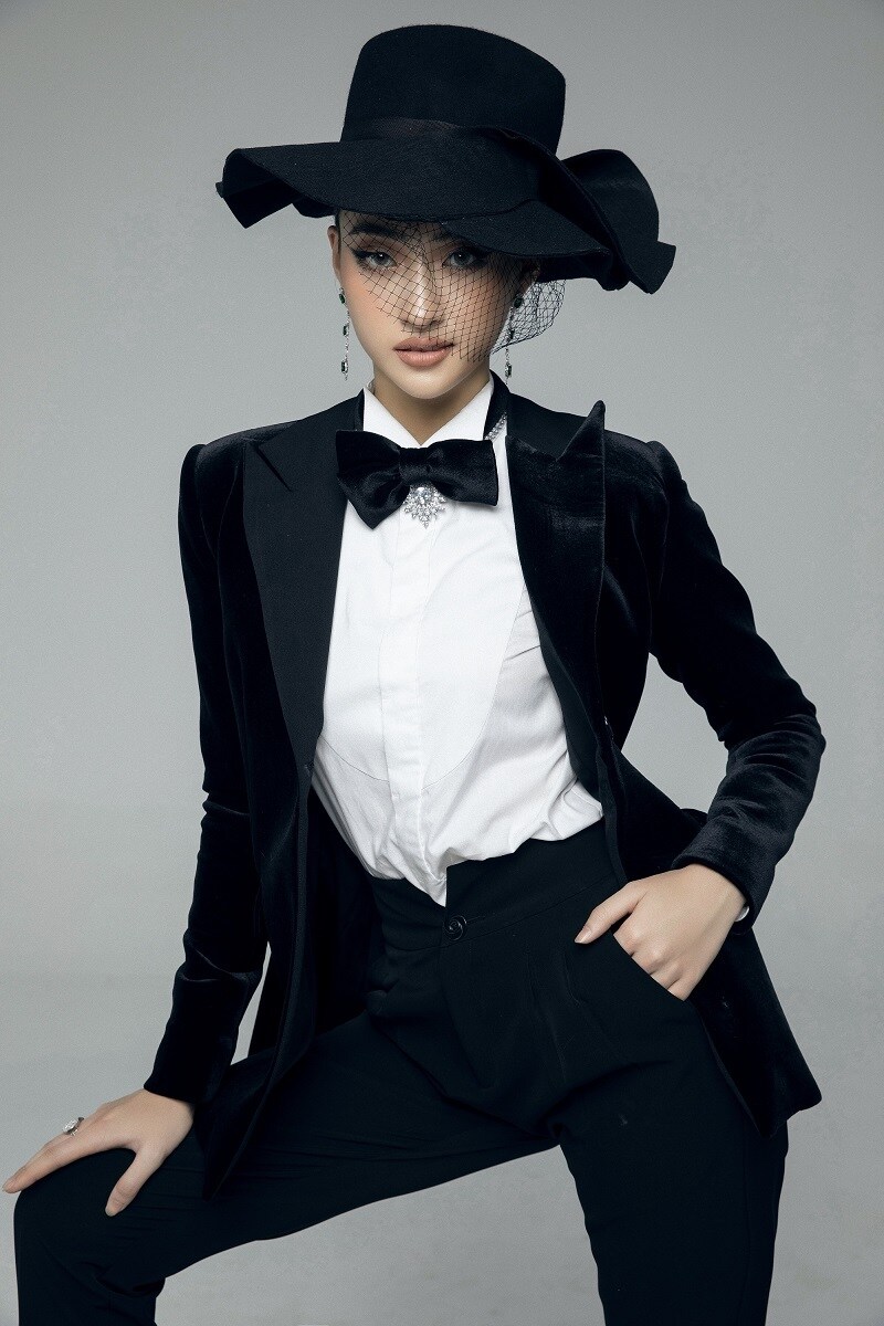 Trong mỗi shoot h&igrave;nh của m&igrave;nh, Lương Th&ugrave;y Linh lu&ocirc;n kh&eacute;o l&eacute;o khoe được th&acirc;n h&igrave;nh chuẩn với đ&ocirc;i ch&acirc;n d&agrave;i trứ danh.