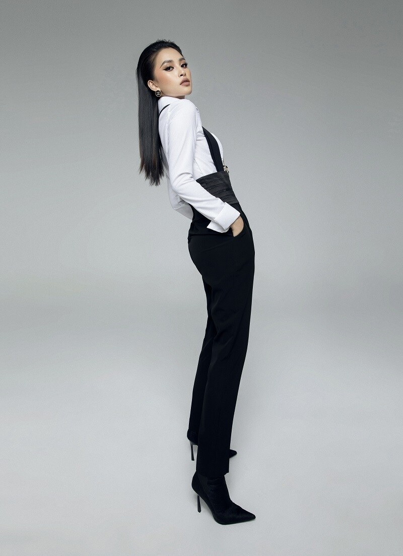 Kh&ocirc;ng c&ograve;n l&agrave; h&igrave;nh ảnh một Tiểu Vy nhẹ nh&agrave;ng, dịu d&agrave;ng, người đẹp thử sức với nhiều h&igrave;nh ảnh kh&aacute;c nhau, l&uacute;c c&aacute; t&iacute;nh, khi quyến rũ, nổi loạn...