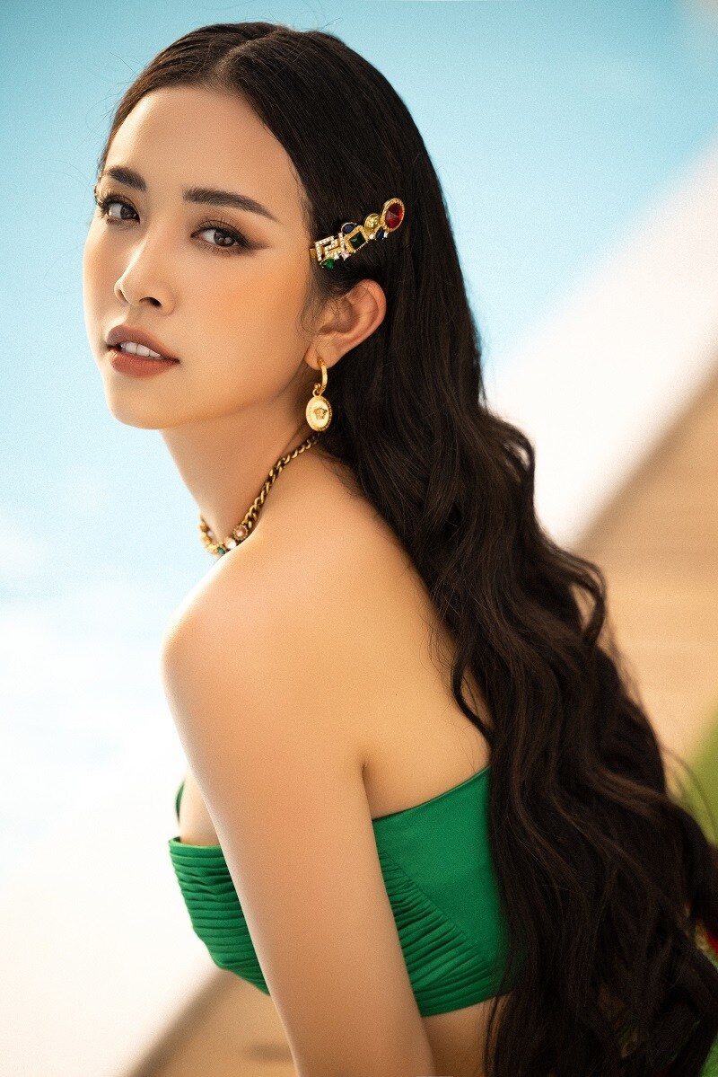 Người đẹp dần định h&igrave;nh phong c&aacute;ch sang h&igrave;nh ảnh trưởng th&agrave;nh, quyến rũ, mặn m&agrave;. Chuẩn bị hết nhiệm kỳ 2 năm, c&ocirc; cũng vừa nhận lời cầu h&ocirc;n của bạn trai c&aacute;ch đ&acirc;y &iacute;t ng&agrave;y.