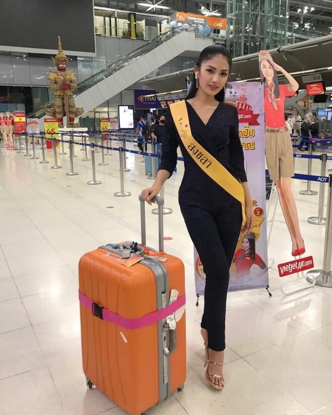 Unchaya Petchamanee năm nay 24 tuổi, cao 173 cm.