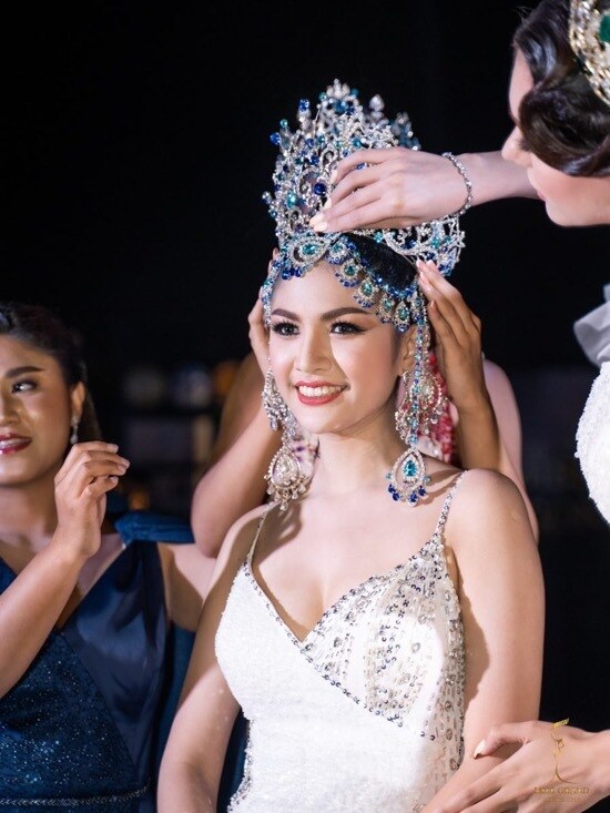 Người đẹp đ&atilde; tốt nghiệp cử nh&acirc;n ng&agrave;nh Kh&aacute;ch sạn v&agrave; Du lịch của trường Đại học Songkla.