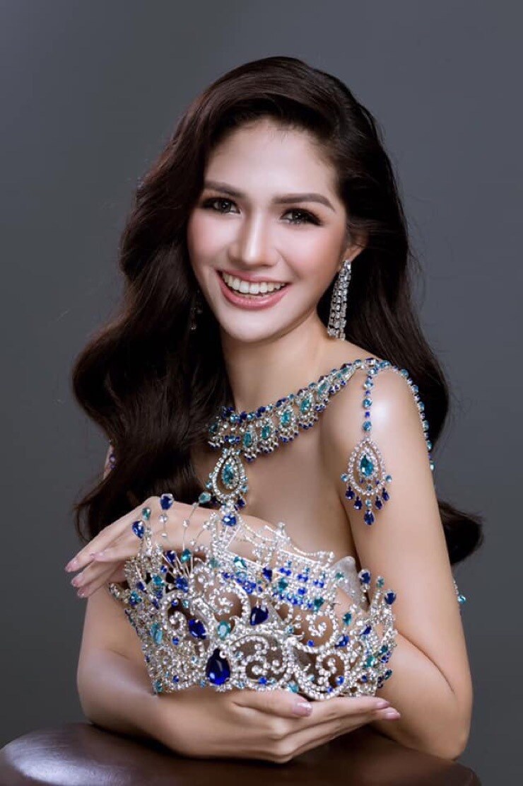 Về l&yacute; do tham gia cuộc thi sắc đẹp, nữ tiếp vi&ecirc;n h&agrave;ng kh&ocirc;ng 24 tuổi cho biết c&ocirc; mong muốn truyền cảm hứng t&iacute;ch cực cho cộng đồng. Người đẹp từng chia sẻ với b&aacute;o ch&iacute;: &ldquo;T&ocirc;i tin rằng mọi người đều n&ecirc;n theo đuổi ước mơ của m&igrave;nh, v&agrave; chỉ cần bạn nỗ lực, kh&ocirc;ng c&oacute; điều g&igrave; l&agrave; kh&ocirc;ng thể.&rdquo;