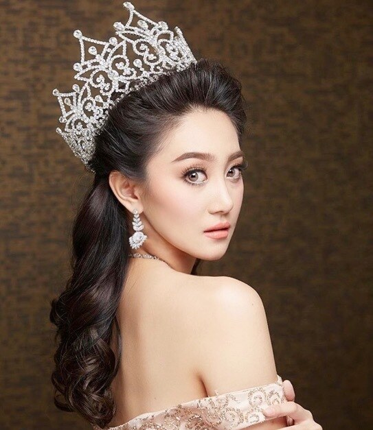 Vốn l&agrave; tiếp vi&ecirc;n h&agrave;ng kh&ocirc;ng của h&atilde;ng h&agrave;ng kh&ocirc;ng của Vietjet, Kantida Lungjareon đ&atilde; lần lượt gi&agrave;nh được vương miện Miss Grand Phrae 2016 v&agrave; lọt v&agrave;o Top 10 người đẹp được y&ecirc;u th&iacute;ch nhất trong đ&ecirc;m chung kết cuộc thi Miss Grand Thailand 2016.