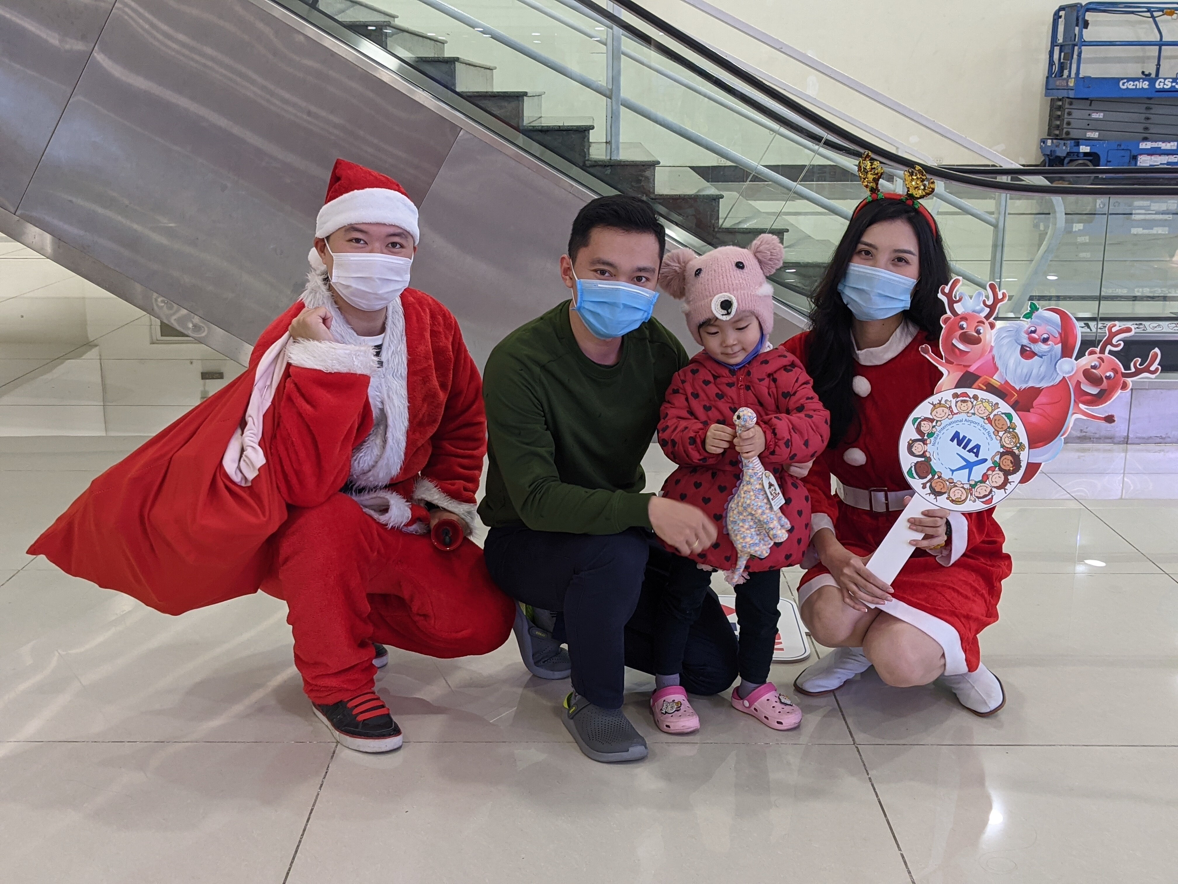 L&aacute;c đ&aacute;c c&oacute; v&agrave;i h&agrave;nh kh&aacute;ch th&aacute;o bỏ khẩu trang để check in trong chốc l&aacute;t. Tất cả trao nhau bằng &aacute;nh mắt y&ecirc;u thương v&agrave; vui c&ugrave;ng niềm vui thơ trẻ. Nhiều b&eacute; ngập ngừng chạm v&agrave;o &Ocirc;ng Santas như đang chạm v&agrave;o thế giới cổ t&iacute;ch.