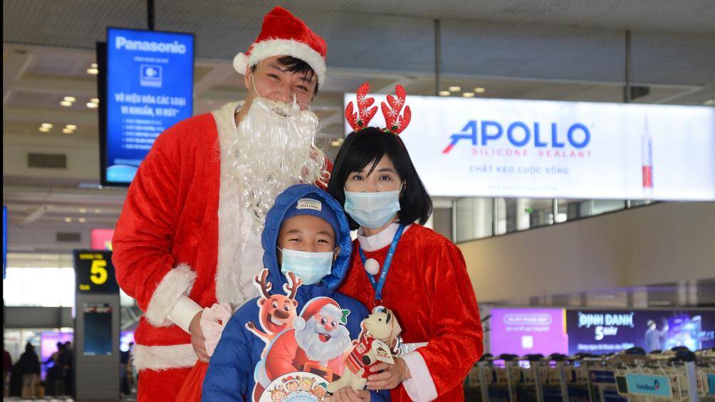 Những m&oacute;n qu&agrave; được Cảng lựa chọn kỹ lưỡng, được l&agrave;m thủ c&ocirc;ng từ c&aacute;c vật liệu th&acirc;n thiện với m&ocirc;i trường với những h&igrave;nh ảnh đặc trưng của Việt Nam như ch&uacute; chuột đội n&oacute;n l&aacute;, c&aacute;c th&uacute; nhồi b&ocirc;ng đầy m&agrave;u sắc&hellip;