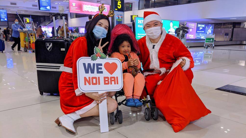 Thay cho lời ch&uacute;c mừng Gi&aacute;ng sinh an l&agrave;nh, năm mới hạnh ph&uacute;c, hơn một ng&agrave;n m&oacute;n qu&agrave; nhỏ xinh xắn đ&atilde; được Cảng HKQT Nội B&agrave;i chuẩn bị v&agrave; trao tặng cho c&aacute;c vị kh&aacute;ch nh&iacute;. Chương tr&igrave;nh tặng th&uacute; b&ocirc;ng dịp lễ Gi&aacute;ng sinh năm nay được tổ chức tại cả khu vực c&aacute;ch ly đi v&agrave; đến, Nh&agrave; ga h&agrave;nh kh&aacute;ch T1.