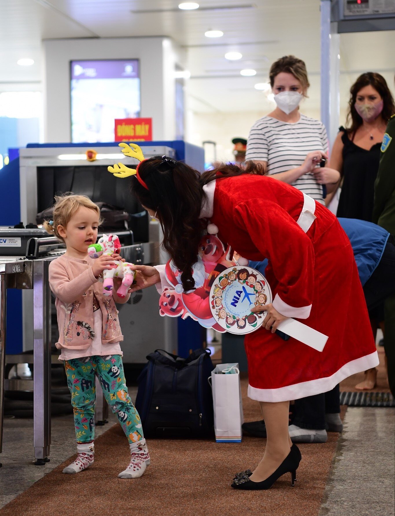 Kh&aacute;ch vừa qua soi chiếu an ninh để v&agrave;o khu vực c&aacute;ch ly đi m&aacute;y bay th&igrave; bất ngờ gặp C&ocirc;ng ch&uacute;a Tuyết tặng qu&agrave; Gi&aacute;ng sinh