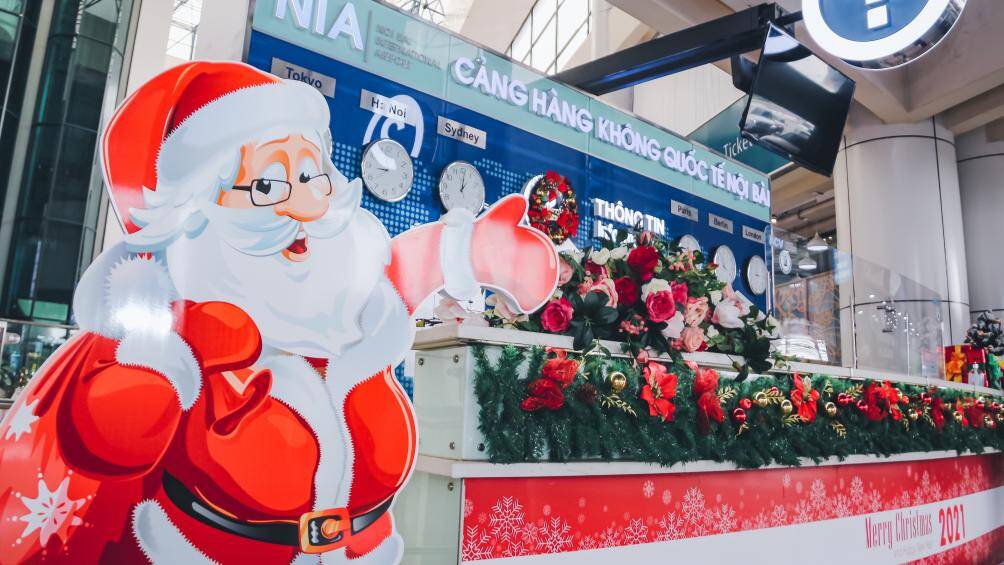 Nh&agrave; ga h&agrave;nh kh&aacute;ch T1 những ng&agrave;y m&ugrave;a đ&ocirc;ng như rộn r&agrave;ng hơn bởi tiếng cười v&agrave; kh&ocirc;ng kh&iacute; Gi&aacute;ng sinh. Th&acirc;n thiện, gần gũi, ấm &aacute;p l&agrave; những cảm x&uacute;c m&agrave; h&agrave;nh kh&aacute;ch chia sẻ khi được hỏi về kh&ocirc;ng kh&iacute; trước thềm Gi&aacute;ng sinh v&agrave; năm mới tại đ&acirc;y.