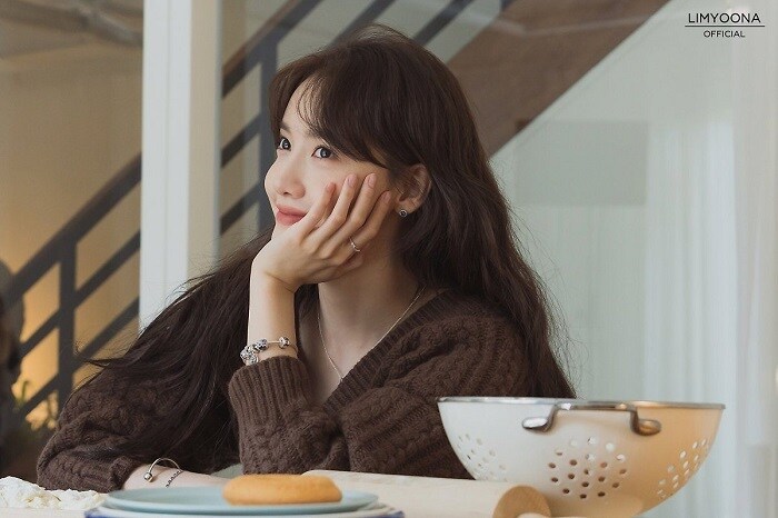 Hiện tại, Yoona đang trong qu&aacute; tr&igrave;nh thực hiện bộ phim truyền h&igrave;nh Hush, đang l&ecirc;n s&oacute;ng tr&ecirc;n đ&agrave;i JTBC