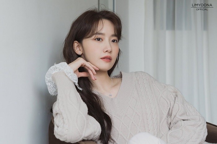 Trong phim, Yoona v&agrave;o vai ph&oacute;ng vi&ecirc;n thực tập Lee Ji Soo, mơ ước trở th&agrave;nh một ph&oacute;ng vi&ecirc;n giỏi trong tương lai.