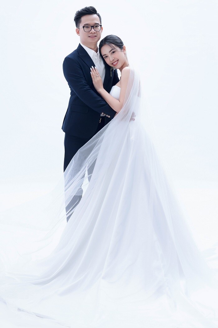 Được biết, h&ocirc;n phu lớn hơn &aacute; hậu Th&uacute;y An 10 tuổi, l&agrave; tiến sĩ tại Anh v&agrave; đang điều h&agrave;nh c&ocirc;ng ty của gia đ&igrave;nh tại Việt Nam.