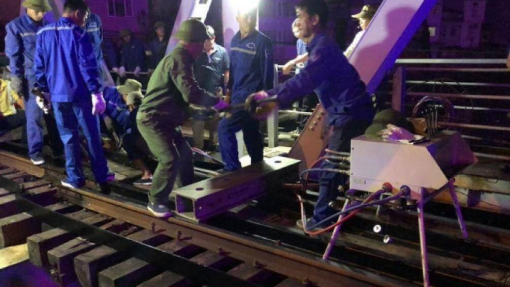 Hải Ph&ograve;ng: Khắc phục sự cố t&agrave;u thủy đ&acirc;m va cầu đường sắt Tam Bạc