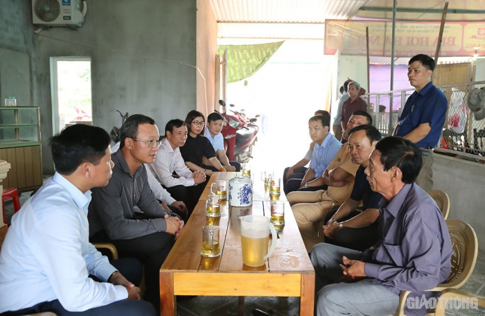 Vụ tai nạn 5 người chết ở Nghệ An: X&eacute; l&ograve;ng cảnh bố gi&agrave;, con thơ v&aacute;i tạ - 3