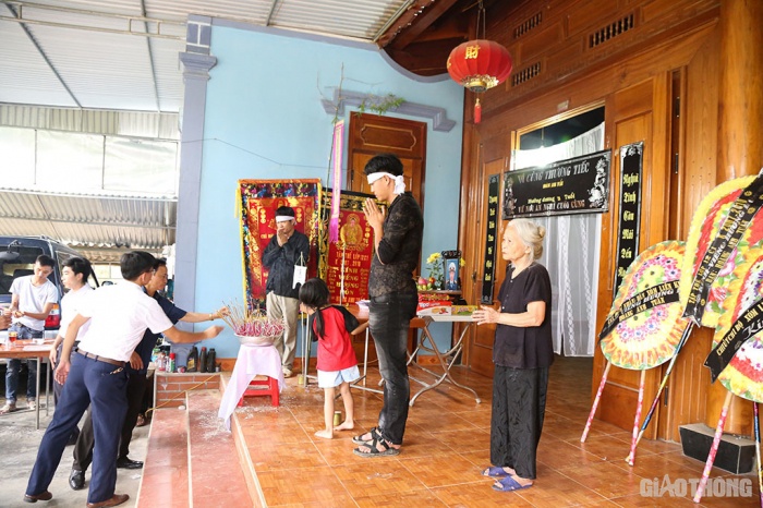 Vụ tai nạn 5 người chết ở Nghệ An: X&eacute; l&ograve;ng cảnh bố gi&agrave;, con thơ v&aacute;i tạ - 2