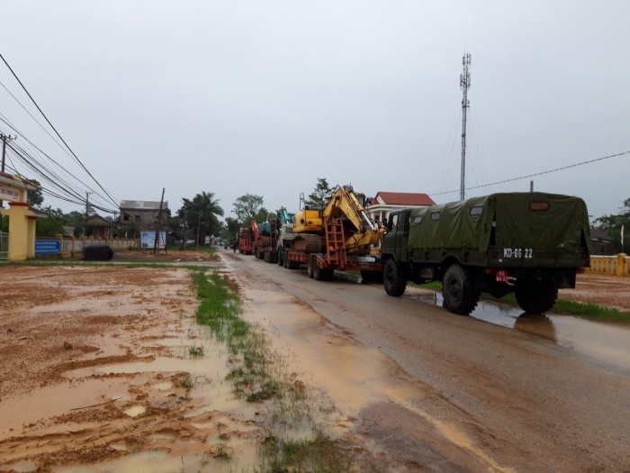 H&agrave;ng đo&agrave;n xe cứu hộ đang tiến v&agrave;o hiện trường thủy điện R&agrave;o Trăng 3