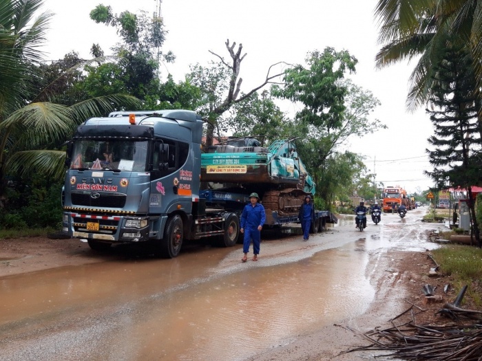H&agrave;ng đo&agrave;n xe cứu hộ đang tiến v&agrave;o hiện trường thủy điện R&agrave;o Trăng 3 - 2
