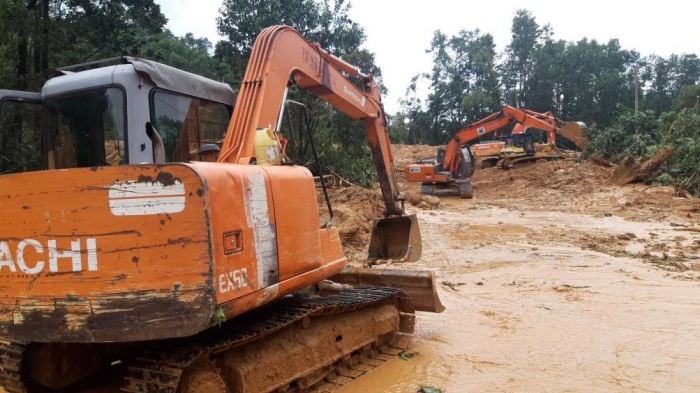 M&aacute;y ủi hiện trường thủy điện R&agrave;o Trăng 3