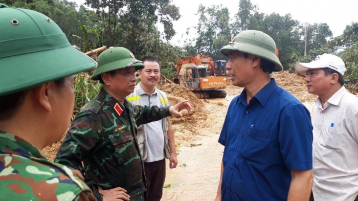 hứ trưởng Bộ GTVT L&ecirc; Đ&igrave;nh Thọ chỉ đạo mở đường tiếp cận hiện trường - 1