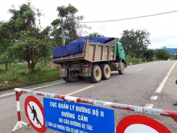 Xe vận chuyển đ&aacute; vẫn đang di chuyển v&agrave;o hiện trường