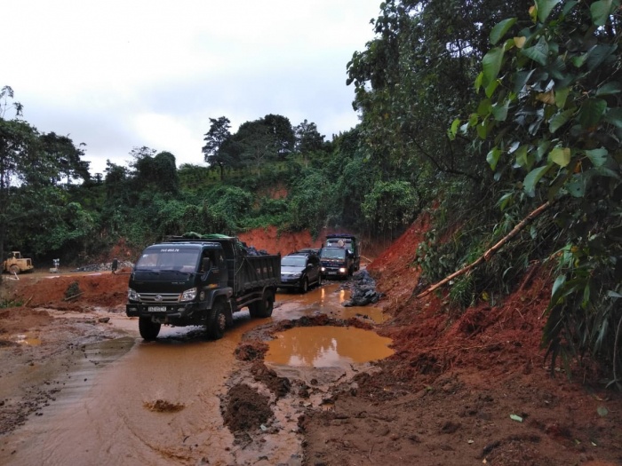 c&ocirc;ng t&aacute;c khắc phục c&aacute;c điểm sạt lở đường Hồ Ch&iacute; Minh
