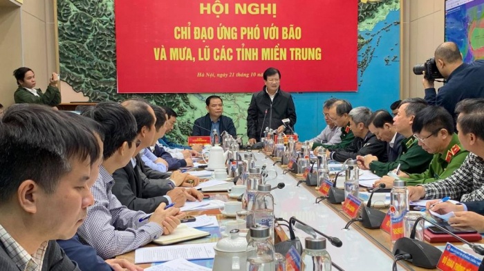 Ph&oacute; Thủ tướng Trịnh Đ&igrave;nh Dũng chỉ đạo ứng cứu b&atilde;o
