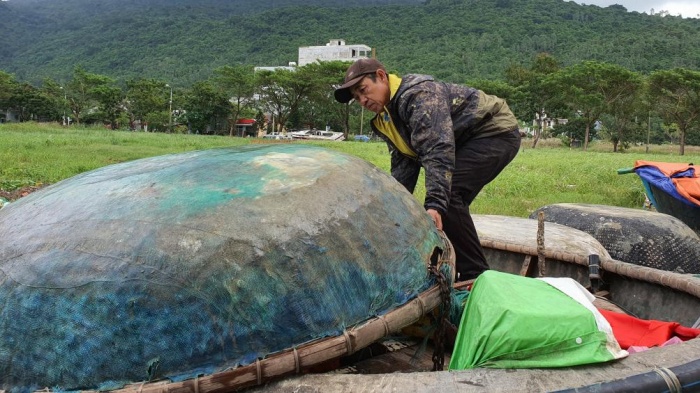 Ngư d&acirc;n ven biển gấp r&uacute;t sơ t&aacute;n v&agrave; bảo quản t&agrave;i sản trước b&atilde;o