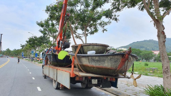 Xe chở thuyền đi tr&aacute;nh v&ugrave;ng ảnh hưởng nguy hiểm của b&atilde;o