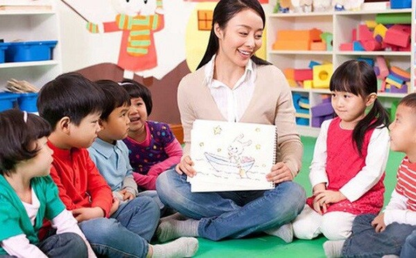 Những bức tranh handmade l&agrave; m&oacute;n qu&agrave; của c&aacute;c con tặng c&ocirc; gi&aacute;o &yacute; nghĩa