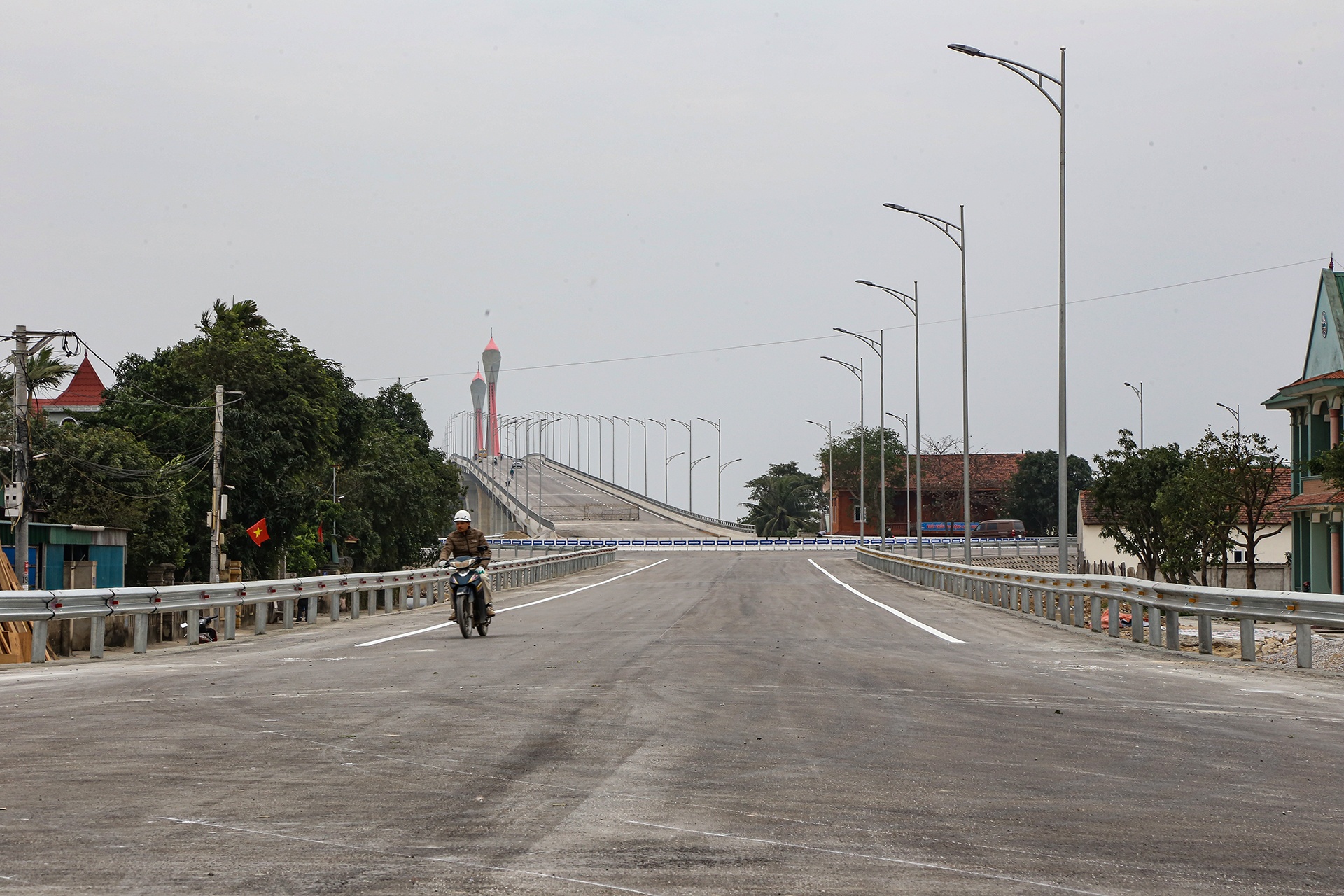 Dự &aacute;n được khởi c&ocirc;ng trong bối cảnh gặp nhiều kh&oacute; khăn như dịch Covid 19 b&ugrave;ng ph&aacute;t đầu năm 2020. Tuy nhi&ecirc;n, nhờ sự quan t&acirc;m chỉ đạo s&acirc;u s&aacute;t của Bộ GTVT, sự ủng hộ, chỉ đạo quyết liệt của UBND 2 tỉnh Nghệ An v&agrave; H&agrave; Tĩnh trong c&ocirc;ng t&aacute;c GPMB, bố tr&iacute; nguồn vốn cho dự &aacute;n, cộng với nỗ lực quyết t&acirc;m của nh&agrave; thầu, tư vấn gi&aacute;m s&aacute;t, đến nay c&ocirc;ng tr&igrave;nh cầu Cửa Hội đ&atilde; cơ bản ho&agrave;n th&agrave;nh.