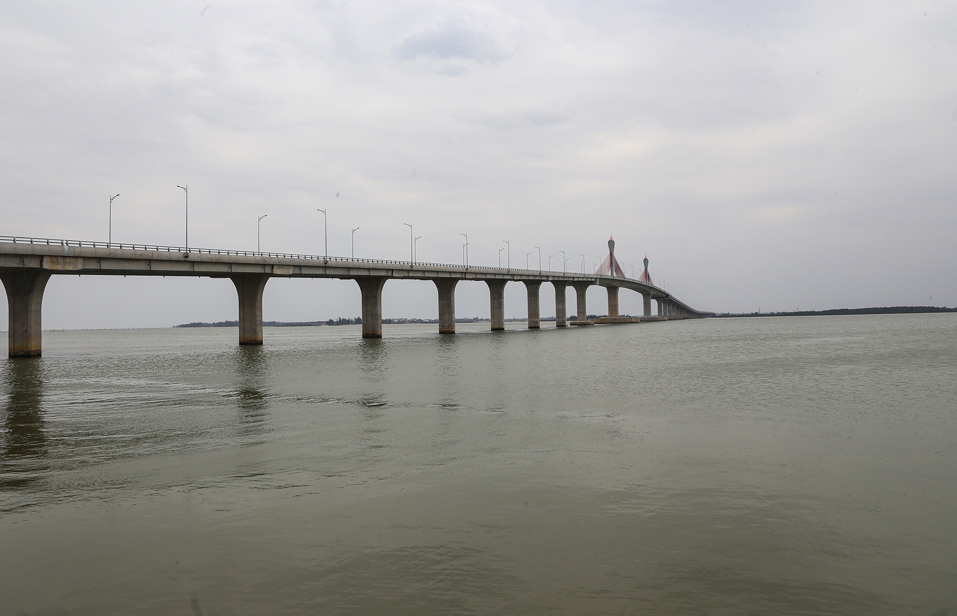 Theo dự kiến ng&agrave;y 18/1 sẽ diễn ra lễ kh&aacute;nh th&agrave;nh, th&ocirc;ng xe Dự &aacute;n đầu tư x&acirc;y dựng cầu Cửa Hội bắc qua s&ocirc;ng Lam, nối hai tỉnh Nghệ An - H&agrave; Tĩnh.