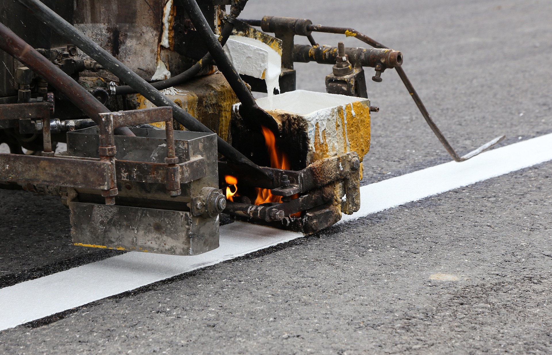 C&aacute;c c&ocirc;ng nh&acirc;n đang tỉ mỉ, trau chuốt từng đoạn sơn vạch kẻ đường cuối c&ugrave;ng.