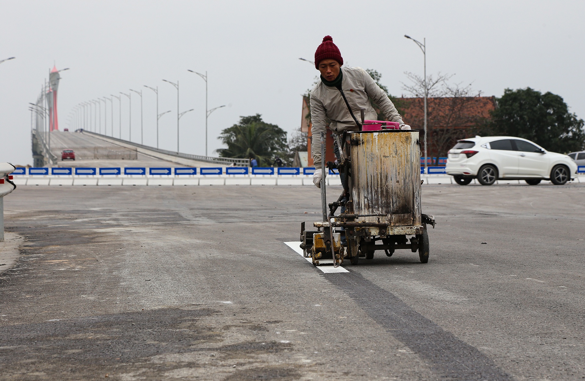 Sơn kẻ đường tr&ecirc;n phần đường dẫn đầu cầu ph&iacute;a tỉnh Nghệ An cũng đang được nhanh ch&oacute;ng ho&agrave;n thiện