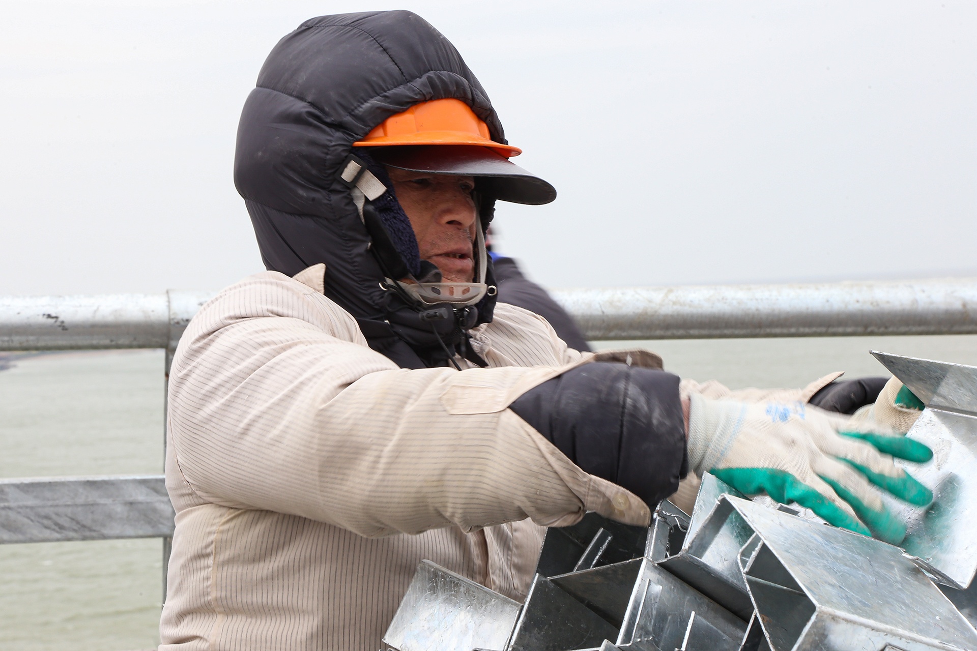 C&ocirc;ng nh&acirc;n Nguyễn Xu&acirc;n Thuận (61 tuổi, tr&uacute; ở phường Đ&ocirc;ng Vĩnh, TP Vinh) cho biết: Những ng&agrave;y vừa qua, thời tiết ở khu vực cầu Cửa Hội nhiệt độ xuống rất thấp, c&oacute; thời điểm xuống dưới 10 độ C; vị tr&iacute; thi c&ocirc;ng lại tr&ecirc;n cao, ngay trước cửa biển n&ecirc;n gi&oacute; rất mạnh... khiến anh em c&ocirc;ng nh&acirc;n gặp rất nhiều kh&oacute; khăn. Tuy nhi&ecirc;n, anh em ai cũng rất phấn khởi v&igrave; được l&agrave; những c&ocirc;ng nh&acirc;n cuối c&ugrave;ng ho&agrave;n thiện một c&ocirc;ng tr&igrave;nh trọng điểm của cả 2 tỉnh trước ng&agrave;y l&agrave;m lễ th&ocirc;ng xe.