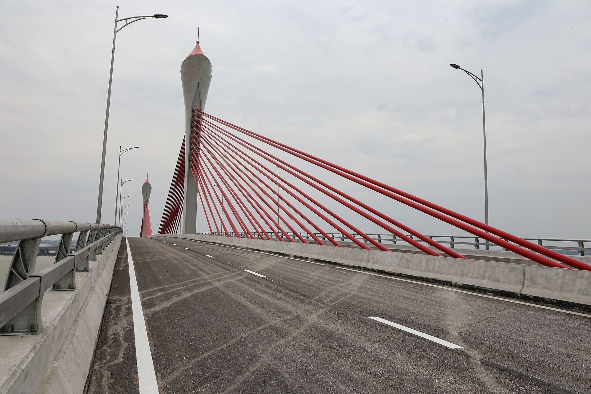 Điểm nhấn của Dự &aacute;n cầu Cửa Hội l&agrave; ở nhịp ch&iacute;nh sử dụng kết cấu d&acirc;y văng đ&uacute;c hẫng c&acirc;n bằng Extradosed - một c&ocirc;ng nghệ thi c&ocirc;ng cầu hiện đại bậc nhất Việt Nam hiện nay.