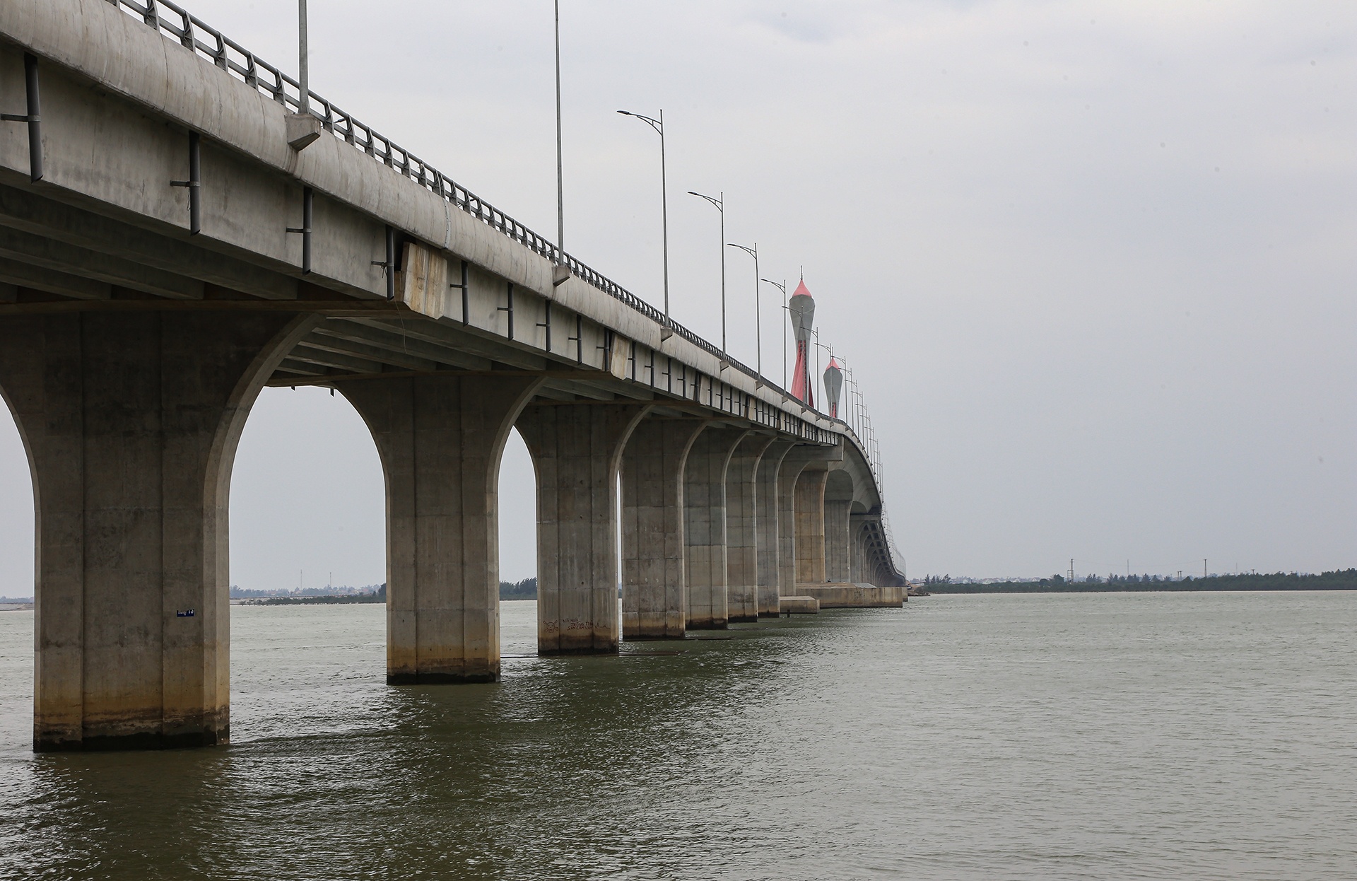 C&ocirc;ng tr&igrave;nh c&oacute; tổng mức đầu tư 950 tỷ đồng, trong đ&oacute; 450 tỷ đồng vốn tr&aacute;i phiếu Ch&iacute;nh phủ, 250 tỷ đồng vốn ng&acirc;n s&aacute;ch tỉnh Nghệ An v&agrave; 250 tỷ đồng vốn ng&acirc;n s&aacute;ch tỉnh H&agrave; Tĩnh.