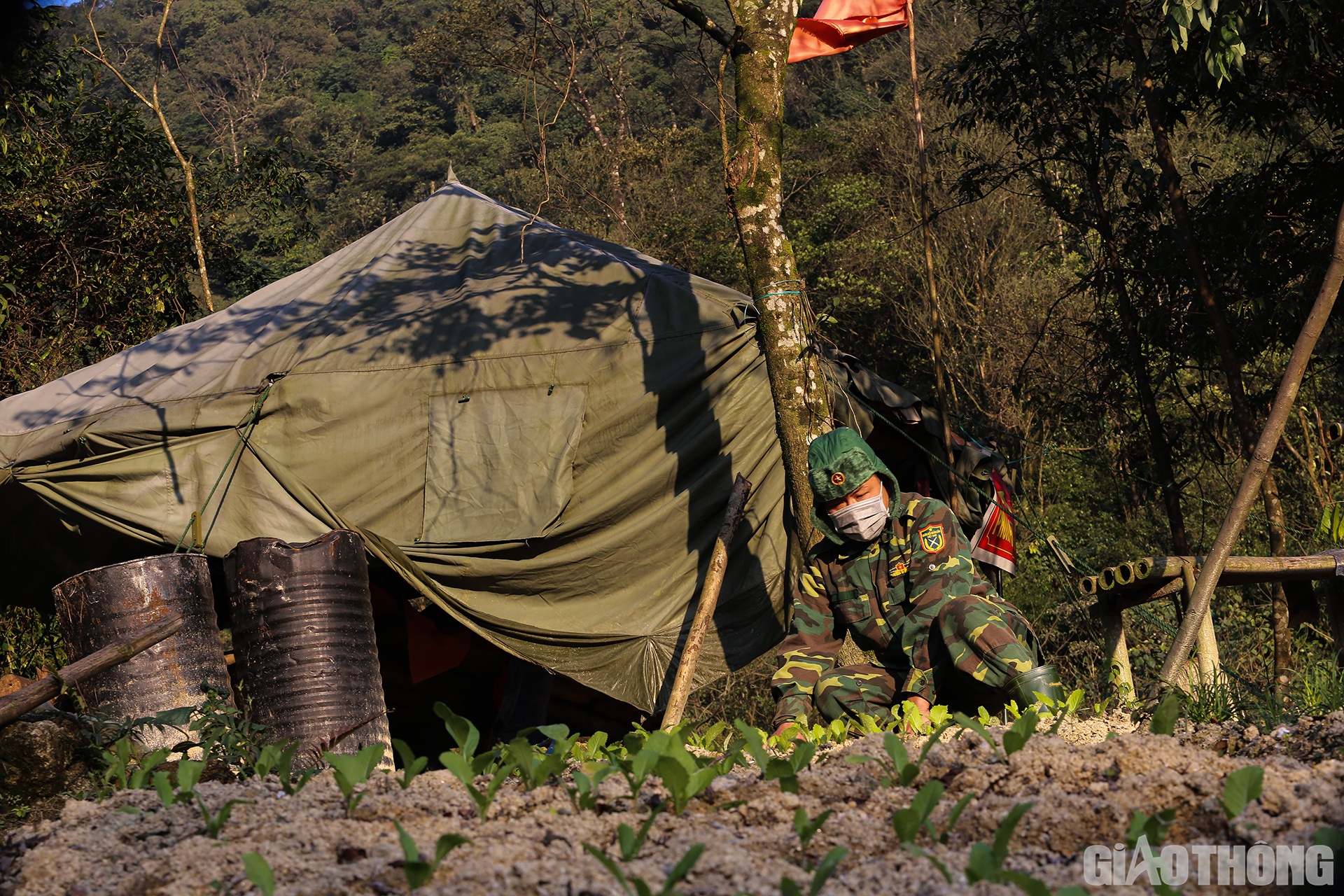 Trong khi đ&oacute;, sau khi đi tuần về Trung t&aacute; L&ecirc; Đăng Hợi lại leo l&ecirc;n ch&ograve;i canh c&aacute;ch chốt khoảng gần 1km để chăm s&oacute;c vườn rau, tăng gia sản xuất.