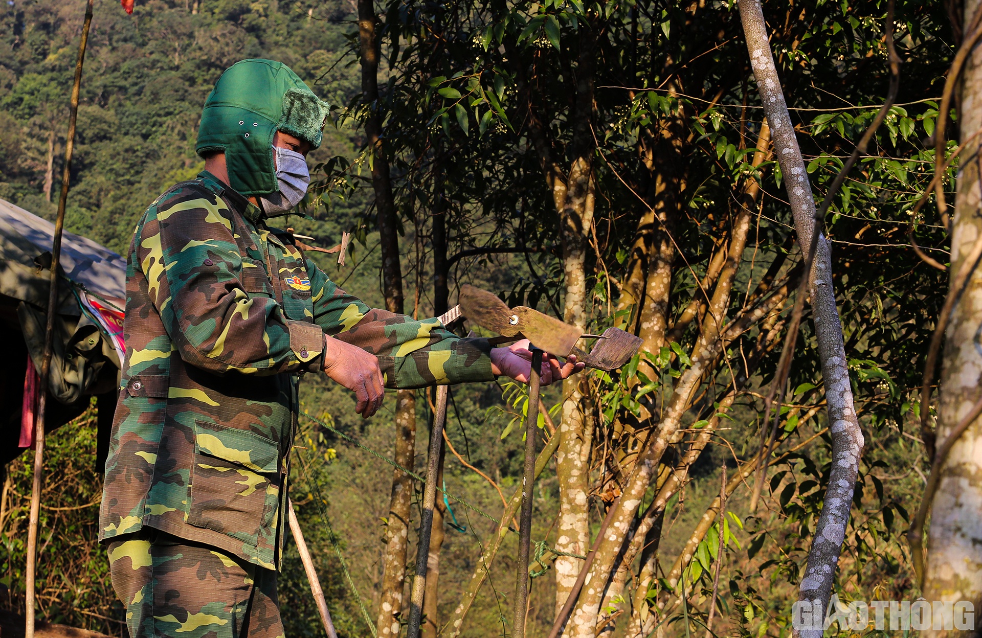 Chốt kiểm so&aacute;t, ph&ograve;ng chống dịch Covid-19 của c&aacute;n bộ, chiến sĩ Đồn Bi&ecirc;n ph&ograve;ng Cửa khẩu Quốc tế Cầu Treo v&agrave; c&aacute;c ch&ograve;i canh đều nằm ở vị tr&iacute; tr&ecirc;n cao n&ecirc;n việc xem hướng gi&oacute; l&agrave; điều rất quan trọng. Để biết được hướng gi&oacute; chuẩn nhất, c&aacute;c c&aacute;n bộ, chiến sĩ nơi đ&acirc;y đ&atilde; tạo ra những chiếc chong ch&oacute;ng bằng gỗ. Ngo&agrave;i kiểm tra hướng gi&oacute;, đ&acirc;y cũng l&agrave; những thiết bị giải tr&iacute; những l&uacute;c nh&agrave;n rỗi.